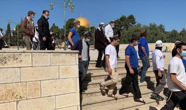 مستوطنون يقتحمون الأقصى وتقييدات على دخول الفلسطينيين للمسجد