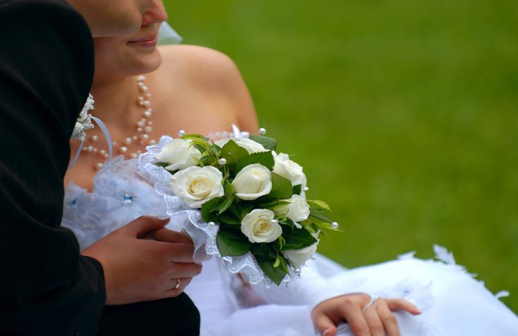 اكتشف زواج زوجته برجلٍ غيره وهي على ذمته