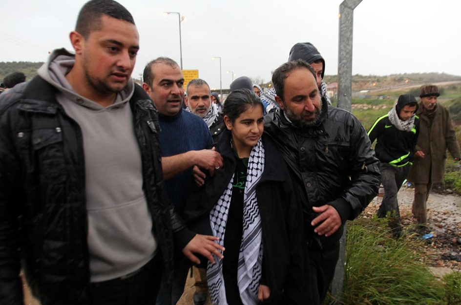 البرد لا يكسر معنويات الفلسطينية ملاك الخطيب