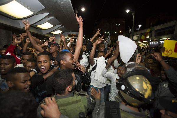 إسرائيليون من أصل إثيوبي يهددون بالعودة للتظاهر إسرائيليون من أصل إثيوبي يهددون بالعودة للتظاهر