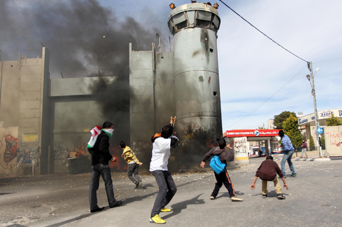 أربع إصابات بالاختناق بمواجهات مع الاحتلال شرق بيت لحم مواجهات في بيت لحم