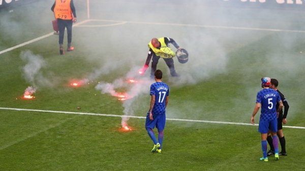 مثيرو الشغب يهددون بتعكير مباراة كرواتيا واسبانيا مثيرو الشغب يهددون بتعكير مباراة كرواتيا واسبانيا
