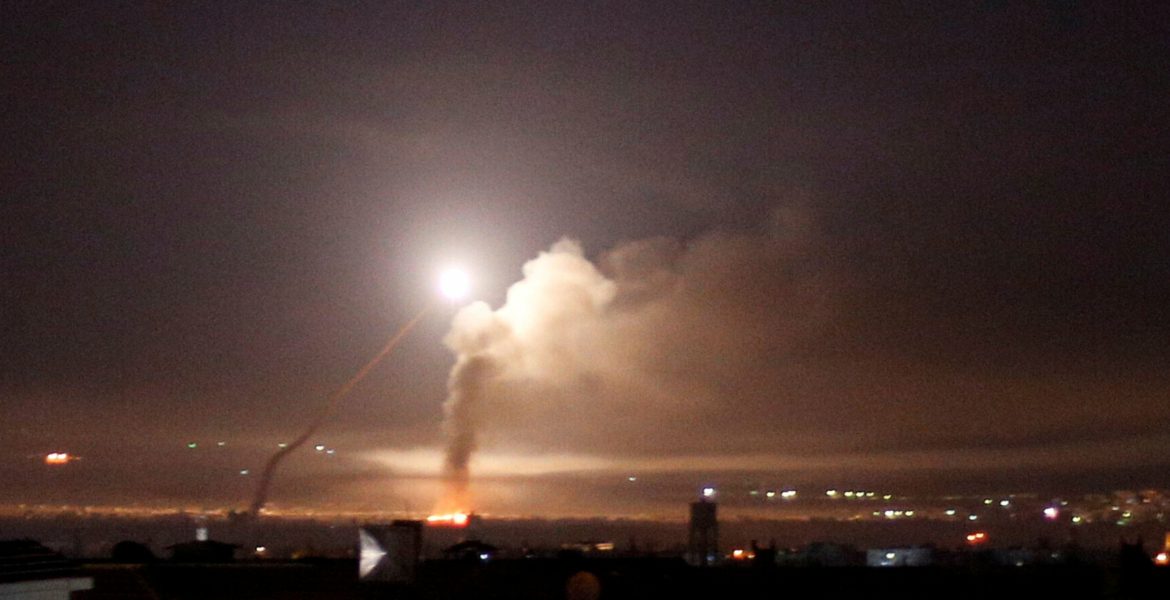 الاحتلال يشن هجوماً “عنيفاً” على سوريا.. استهدف مواقع عدة في المنطقة الوسطى بـ15 غارة جوية