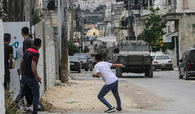 مواجهات واعتقالات بالضفة واشتباكات في نابلس وطوباس