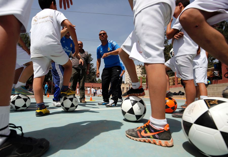 ريال مدريد يشرف على تدريبات كروية في المخيمات الفلسطينية