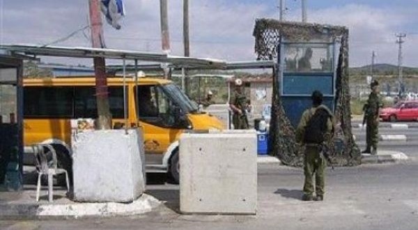 الاحتلال يعتقل شابا من جنين حاجز