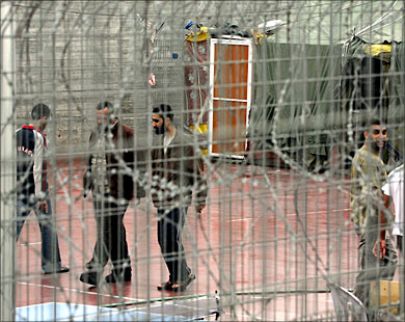 الأسير السعدي يضرب عن الطعام احتجاجًا على استمرار عزله