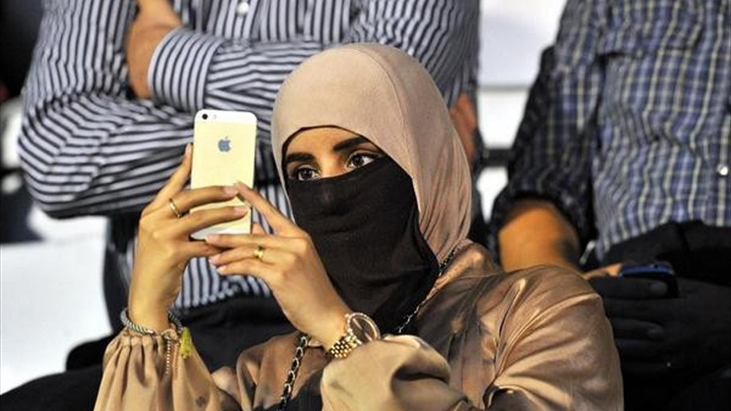طلّق زوجته بسبب رقصها احتفالًا بفوز فريقها
