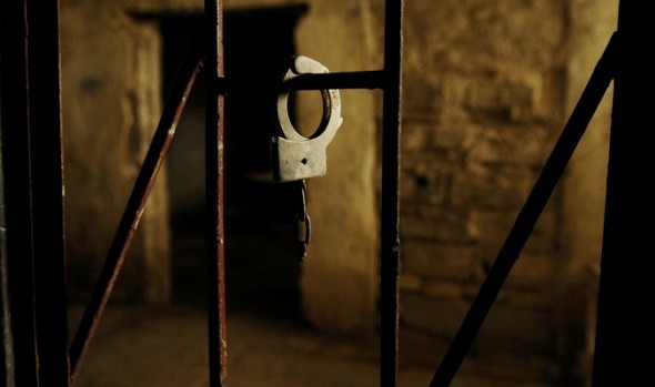 سجن "ريمون": الاحتلال يغلق قسم (5) وينقل الأسير الخطيب للزنازين سجون الاحتلال