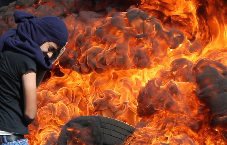 فلسطينيون يحرقون سيارة مستوطن قرب الطيبة حرق