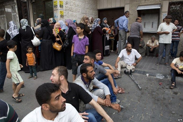 موظفو غزة يتلقون رواتبهم..يا فرحة ما تمت ! رواتب غزة