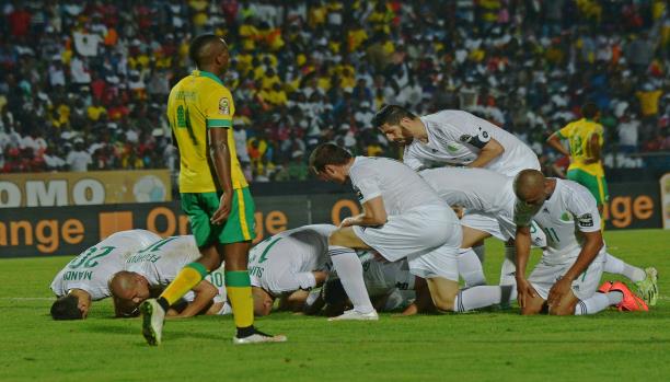 ما هو سبب مطالبة الجماهير الجزائرية لاعبيها بالسجود؟ المنتخب الجزائري
