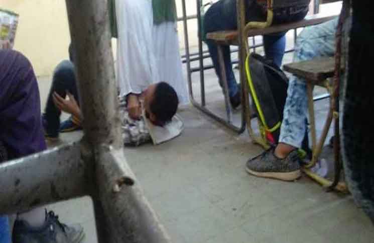صورة لمعلمة مصرية تضع قدمها فوق طالب تثير غضب النشطاء