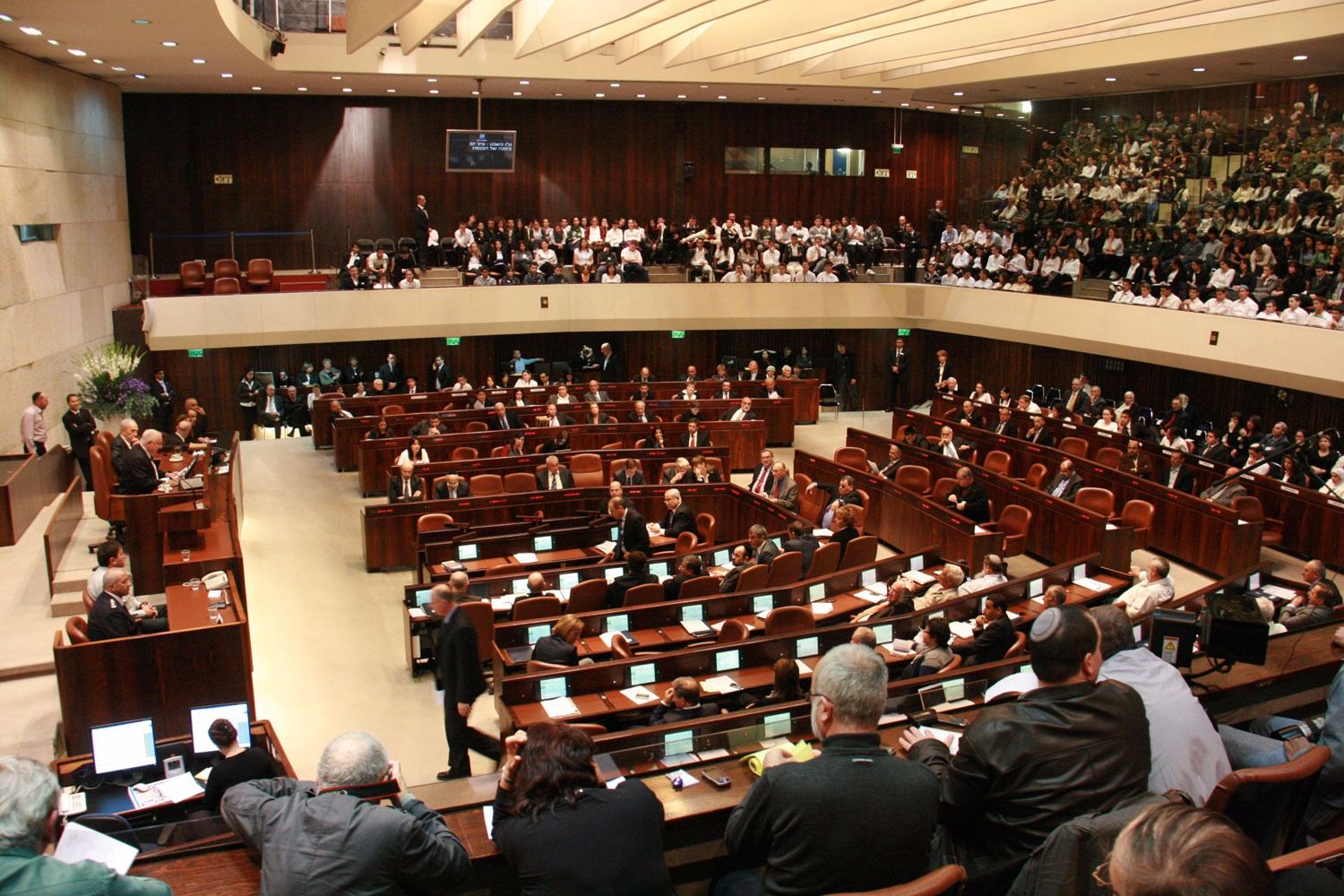 الكنيست يصادق على قانونين لقمع الأسرى واحتجاجات فلسطيني الداخل