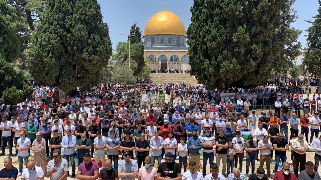 آلاف المصلين يؤدون صلاة الفجر في القدس
