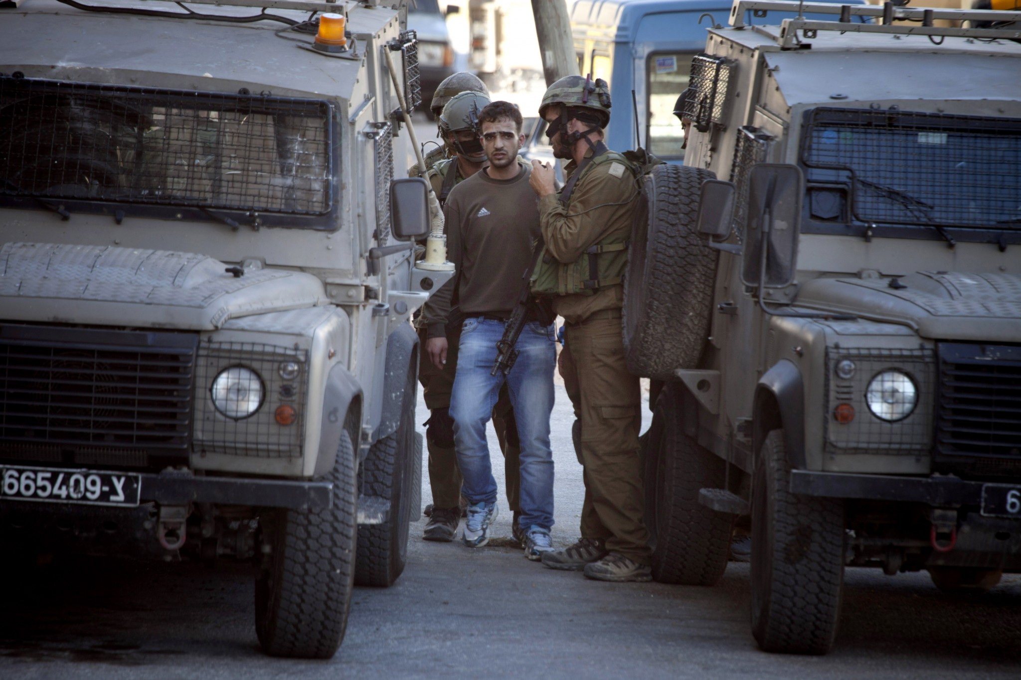 الاحتلال يعتقل شابًا جنوب غرب جنين الاحتلال يعتقل شابًا جنوب غرب جنين