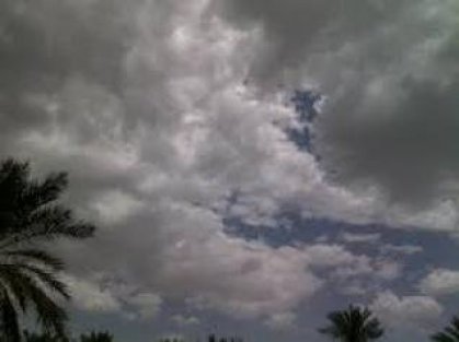 جو غائم جزئيًا وفرصة لأمطار متفرقة اليوم وغدًا