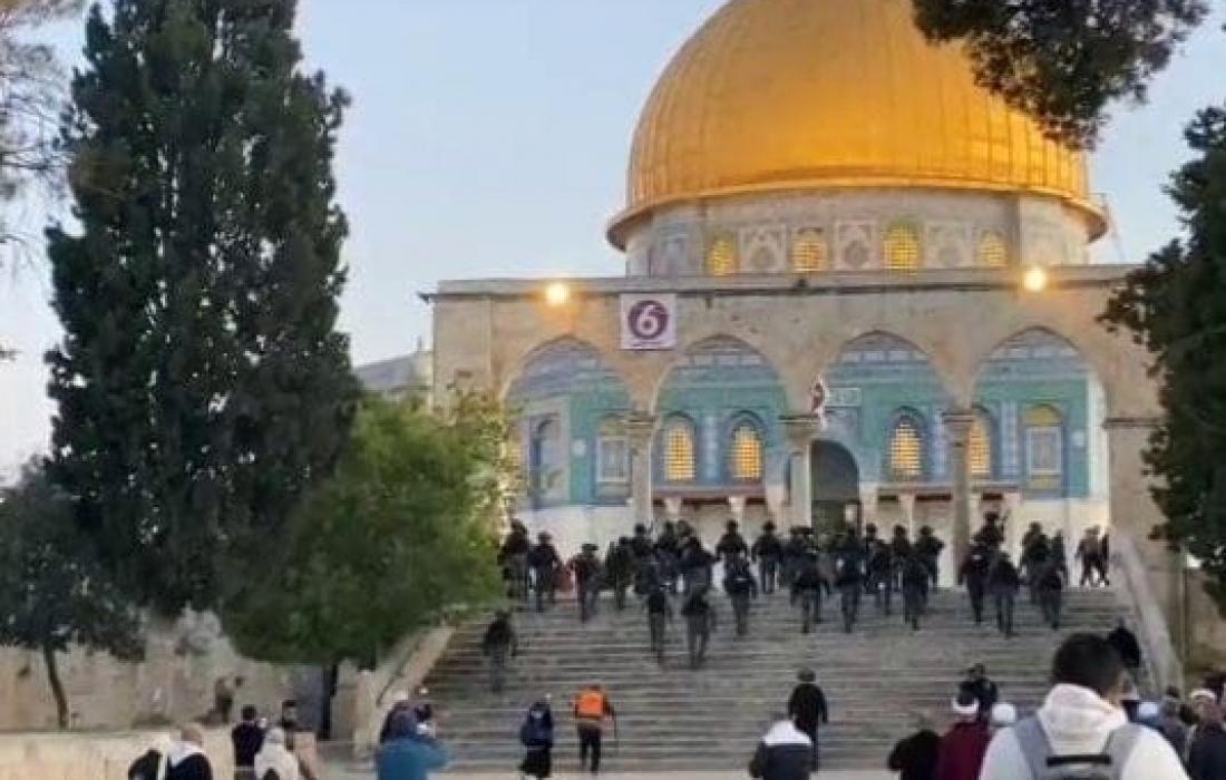 بالفيديو اندلاع اشتباكات.. إصابات باقتحام قوات الاحتلال للأقصى والاعتداء على المُصلين