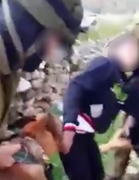 بالفديو..جنود الاحتلال يطلقون كلباً على طفل جنود اسرائيليون
