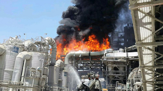 حريق هائل بمصنع في ديمونا ووجود عالقين ديمونا