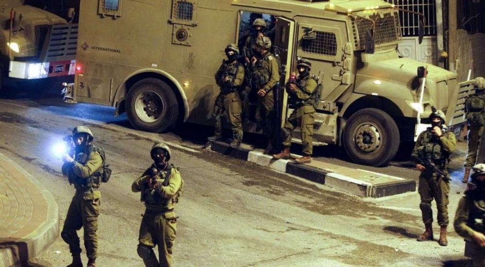 الاحتلال يعتقل مواطنين بالضفة بينهم قيادي في حماس