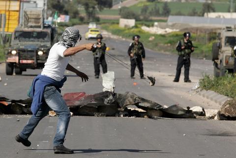 مواجهات عنيقة بعد اغلاق شبان لمدخل مستوطنة جنوب نابلس مواجهات