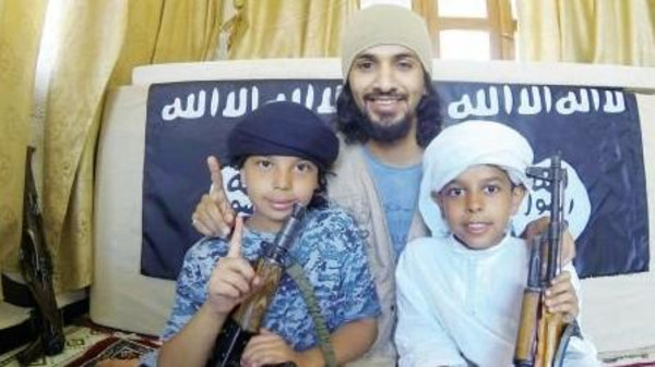 أب سعودي يسلم طفليه لـ"داعش" أب سعودي