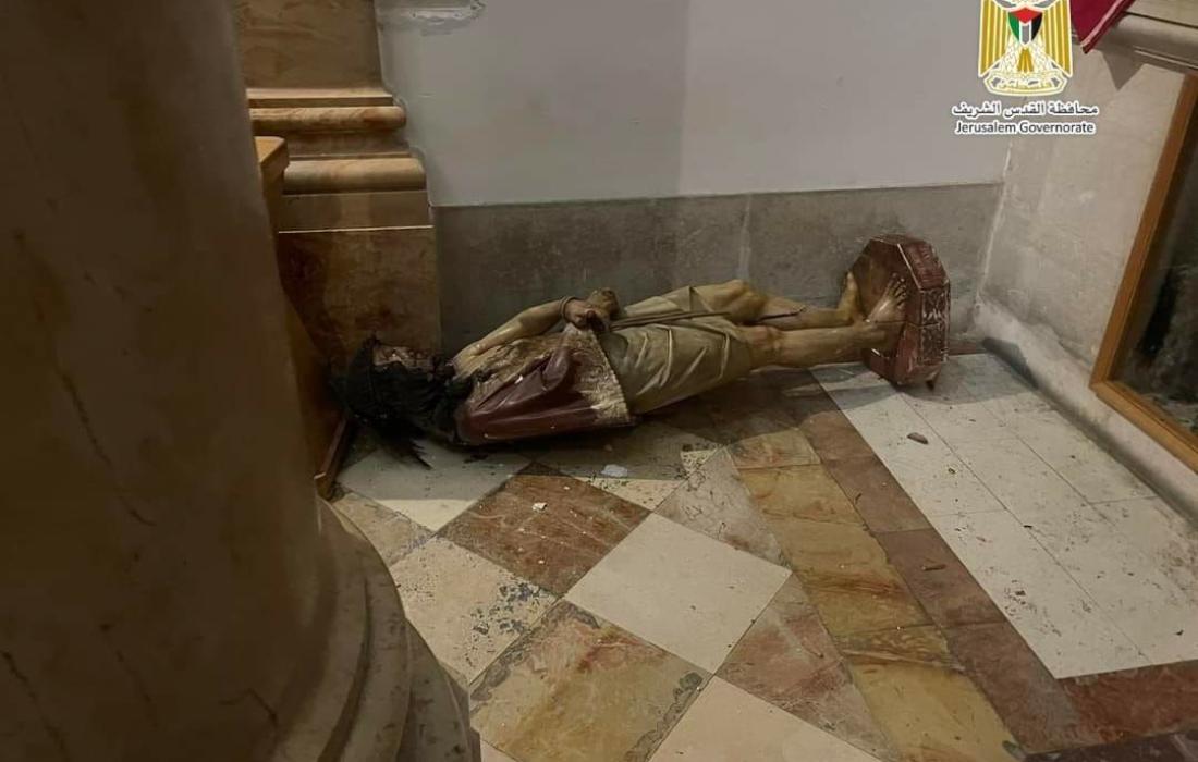 بالصور مستوطنون يقتحمون كنيسة "حبس المسيح" في القدس ويحطمون محتوياتها