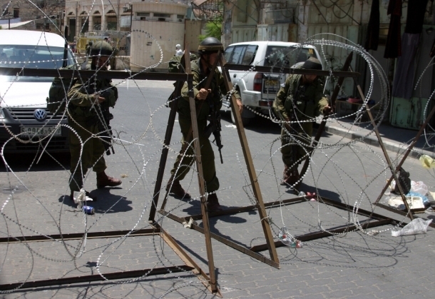 نابلس: الاحتلال اعتقال 12 مواطنا على حاجز زعترة حاجز