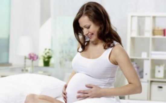 لماذا يصبح صعبًا حمل المرأة بشكل طبيعي بعد سن الـ40؟