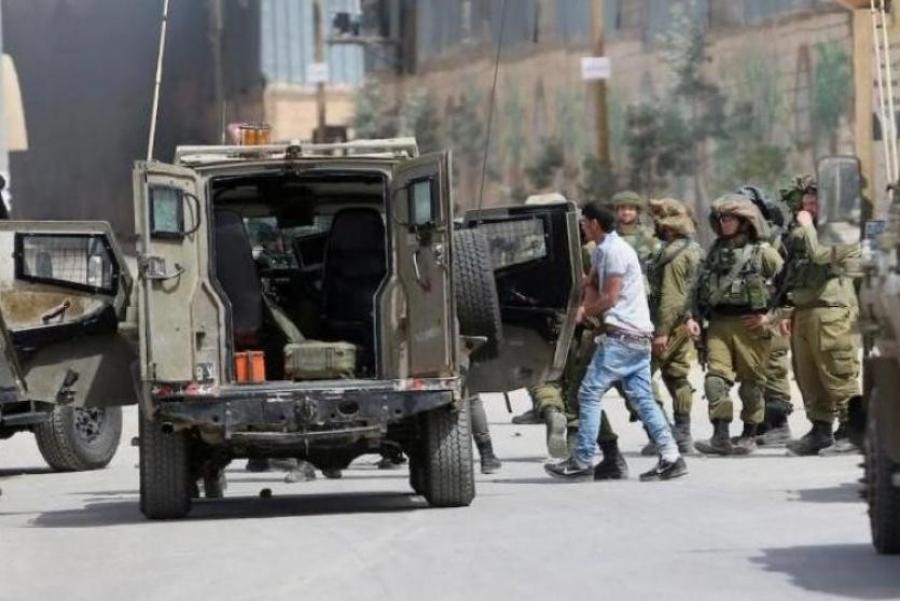 حملة اعتقالات واسعة في الضفة المحتلة بعد اقتحام منازل المواطنين