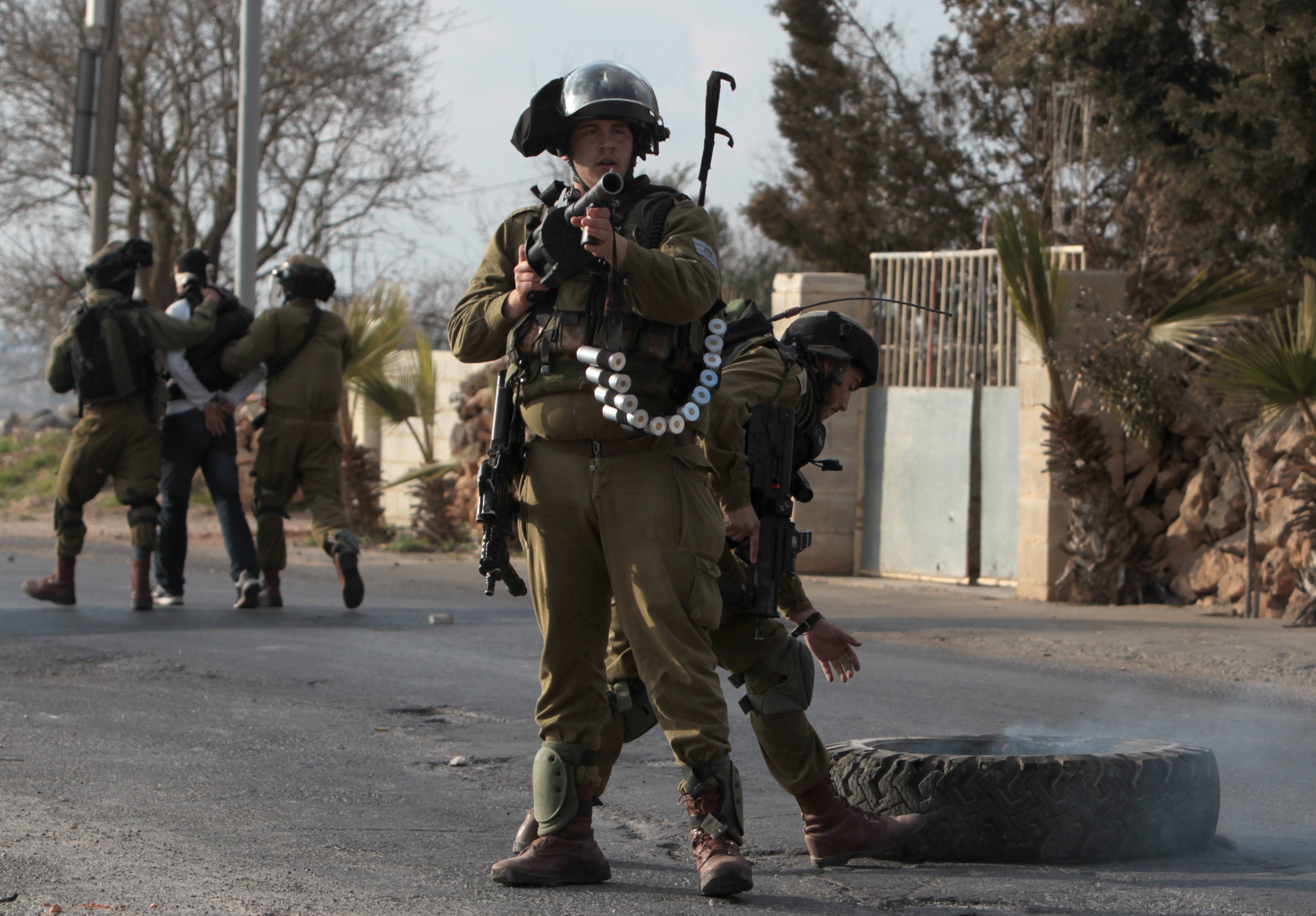 إصابات واعتقال شاب خلال اقتحام مخيم عايدة إصابات واعتقال شاب خلال اقتحام مخيم عايدة