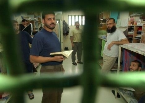"إدارة "النقب" تفرض عقوبات على أسرى لاحتفالهم بذكرى انطلاقة فتح اسرى