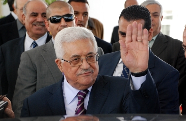 الرئيس يصل القاهرة للمشاركة في مؤتمر إعادة إعمار غزة محمد عباس