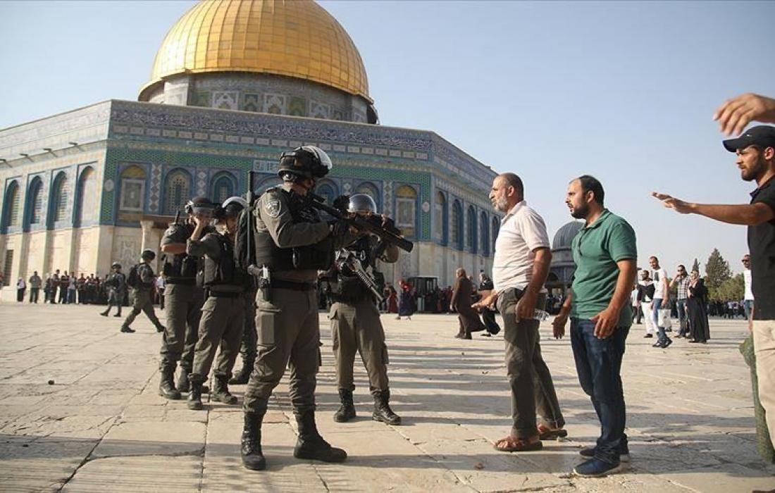 بالفيديو والصور مستوطنون يقتحمون الأقصى وشرطة الاحتلال تستنفر فجراً وتعتقل عدداً من المصلين