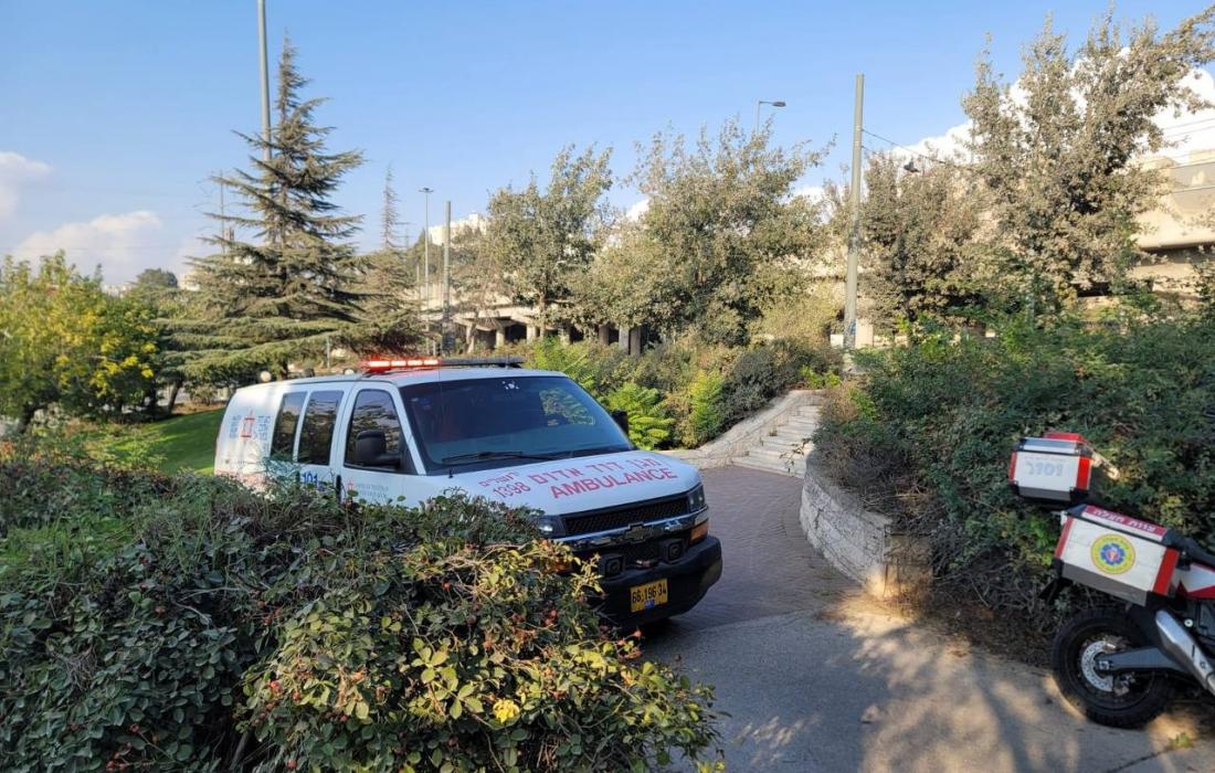 بالصور بالتفاصيل.. إصابة مستوطن جرّاء عملية طعن في القدس وانسحاب المنفذ