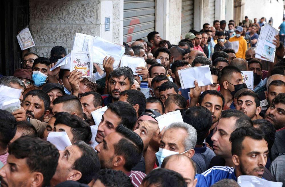 "غانتس" يتراجع عن زيادة تصاريح العمل لغزة