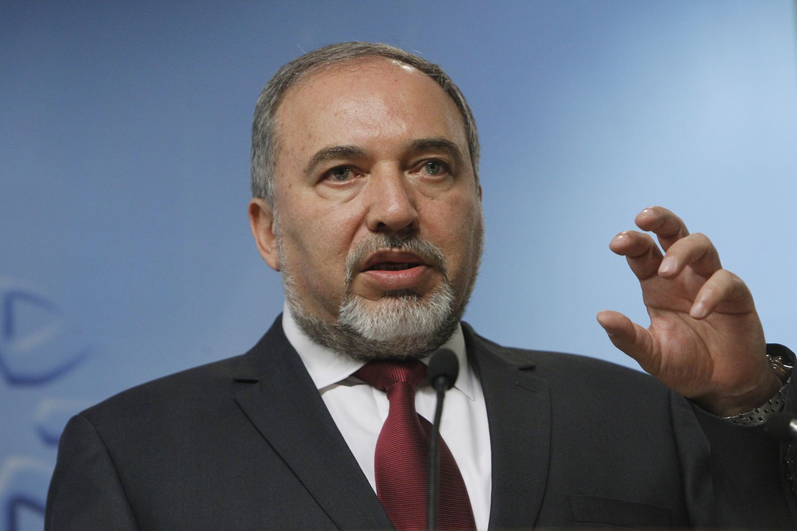 ليبرمان يُلاحق السويديين في صُحفهم ليبرمان