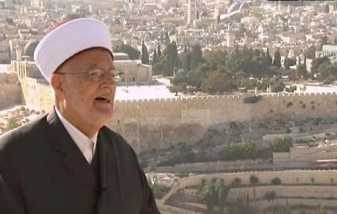 قوات الاحتلال تقتحم منزل خطيب المسجد الأقصى وتسلمه استدعاء للتحقيق