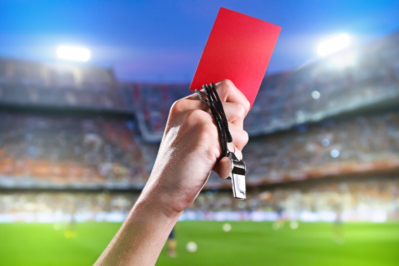فضيحة تحكيميّة.. طرد لاعب بدل آخر! فضيحة تحكيميّة.. طرد لاعب بدل آخر!