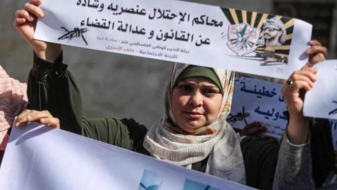 الأسرى يرجعون وجبات الطعام ويرفضون الخروج لـ"الفحص الأمني"