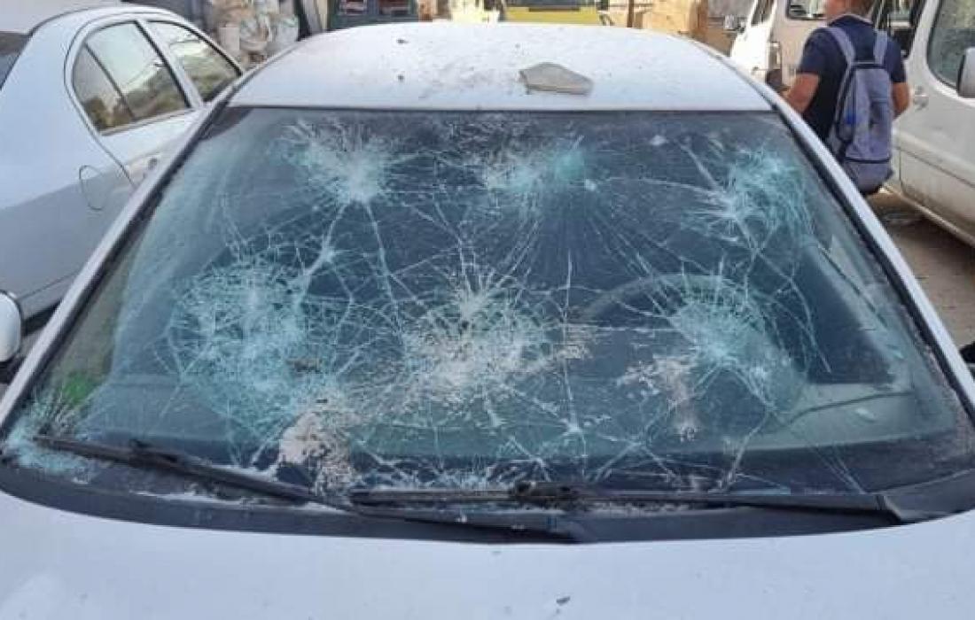 مستوطنون يحطمون مركبات المواطنين في الخليل