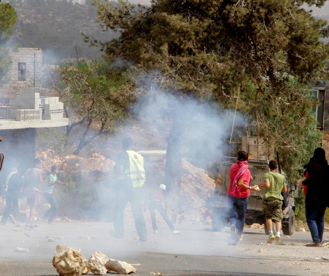 إصابة طفل ومتضامن ومصور صحفي في النبي صالح مواجهات النبي صالح