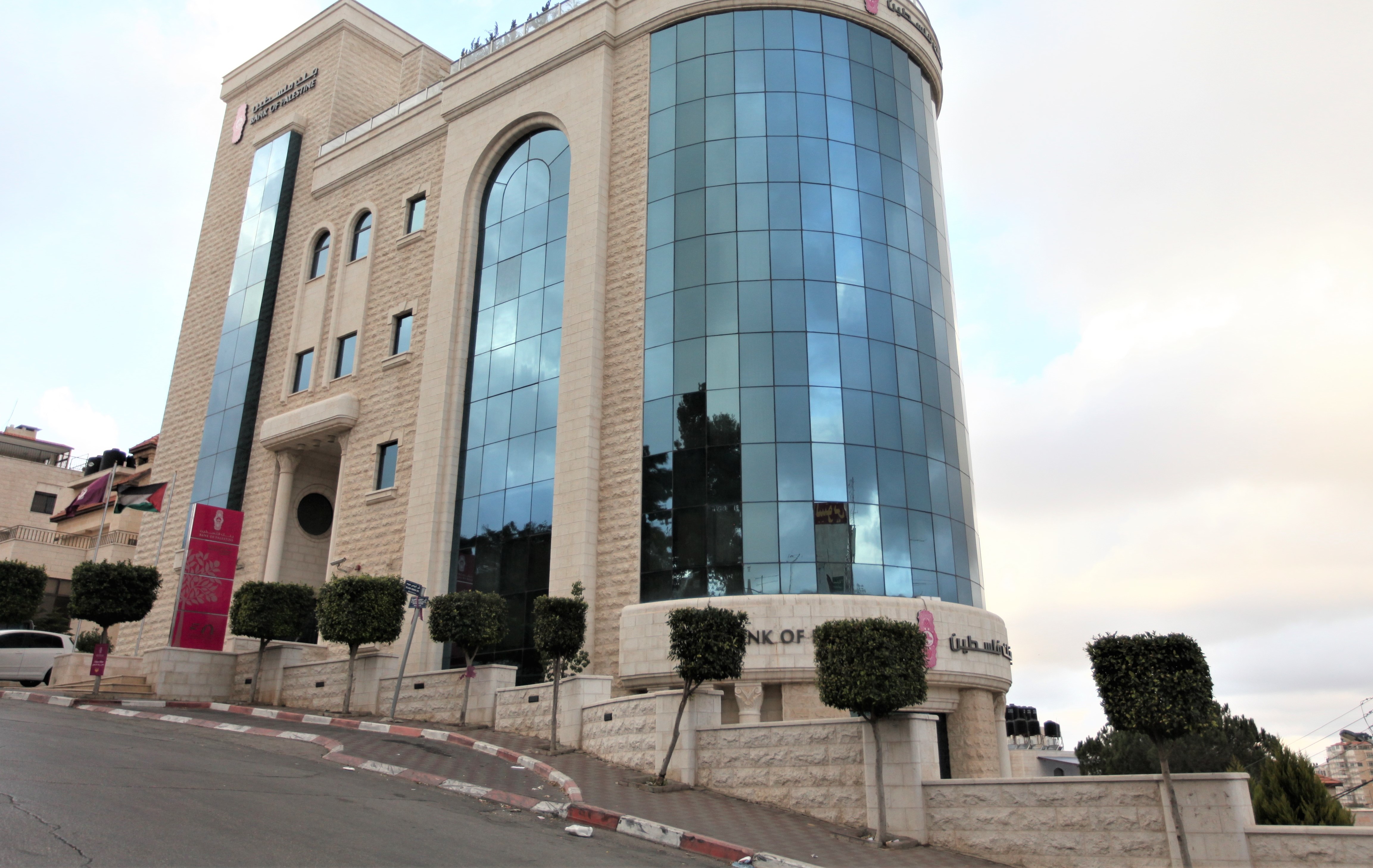 شركة الاتحاد للإعمار والاستثمار وبنك فسطين يوقعان اتفاقية تعاون مشترك لتمويل شراء الأراضي والوحدات السكنية رام الله- وقعت شركة الاتحاد للإعمار والاستثمار اتفاقية شراكة وتعاون، مع بنك فلسطين، تهدف إلى تقديم كافة الحوافز والتسهيلات الممكنة وتنويع خيارات التمويل المطروحة أمام الراغبين في شراء الأراضي والوحدات السكنية ضمن مشروعي طابو و الماصيون جاردنز. ووقع الاتفاقية عن شركة الاتحاد للإعمار والاستثمار  المهندس خالد السبعاوي، الرئيس التنفيذي ونائب رئيس مجلس الادارة  وعن بنك فلسطين المدير العام رشدي الغلاييني. وت