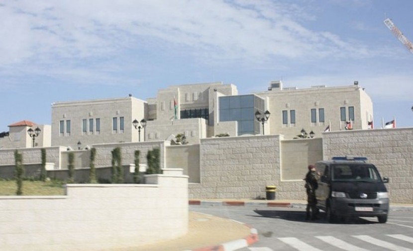 بعد توقف لشهرين اليوم عودة دوام كامل لموظفي السلطة في ثمانية محافظات بالضفة