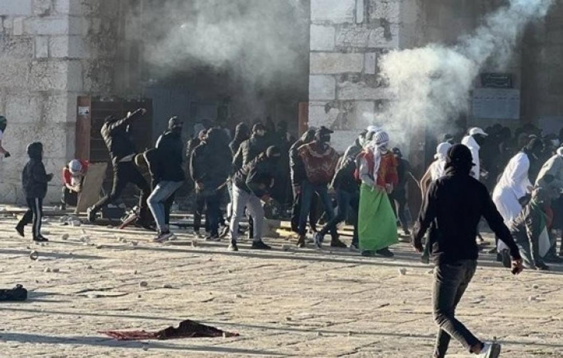 محدث بالفيديو والصور إصابات برصاص الاحتلال عقب اقتحام عشرات المستوطنين باحات الأقصى