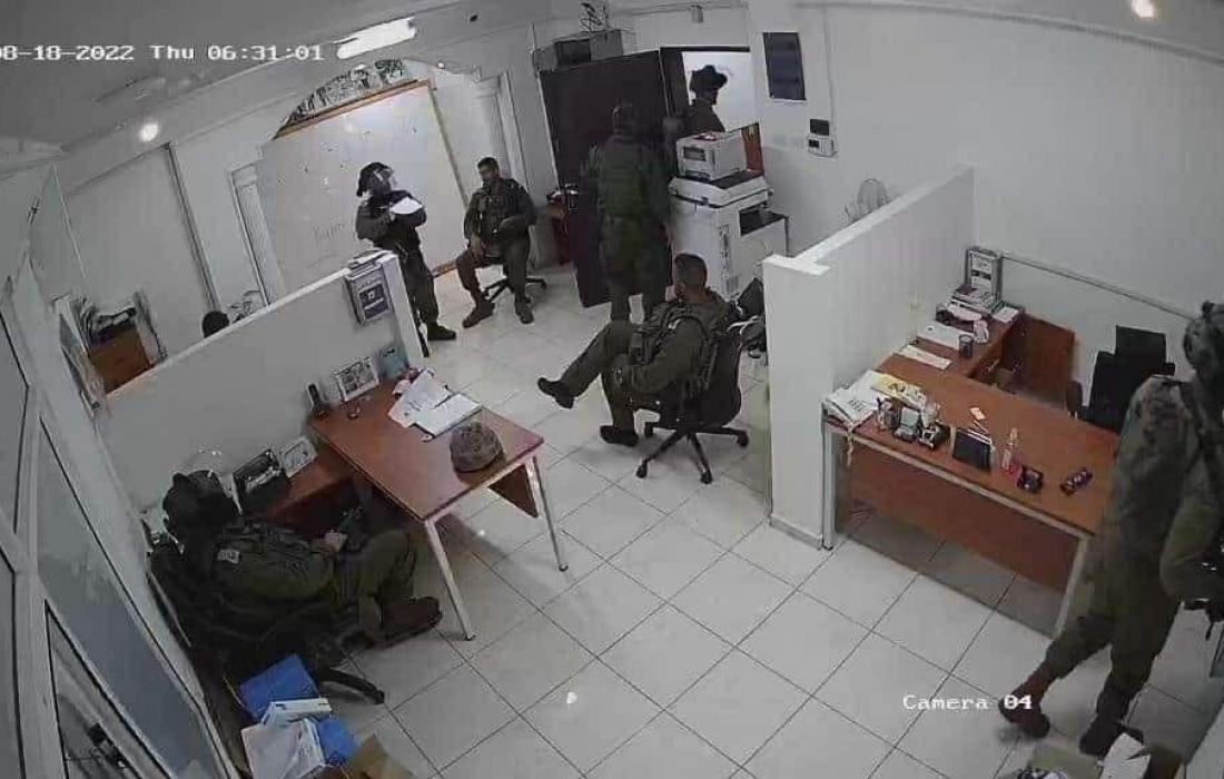 الاحتلال يداهم ست مؤسسات حقوقية وأهلية برام الله ويصادر محتوياتها ويغلقها