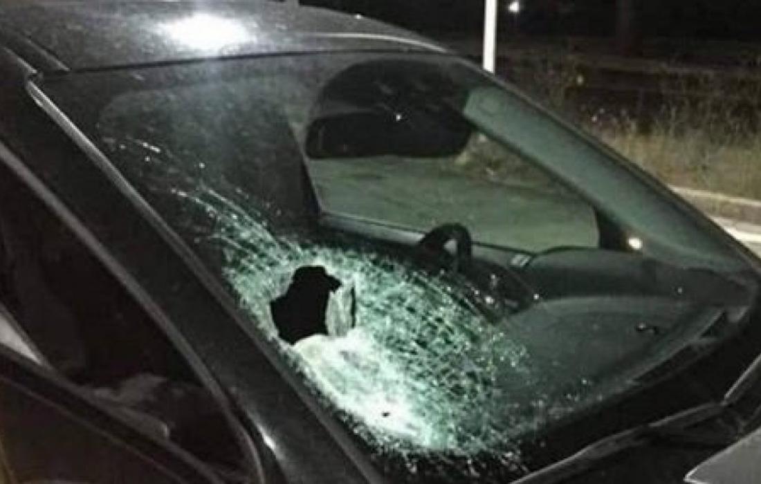 مستوطنون يهاجمون مركبات المواطنين في بلدة سنجل برام الله