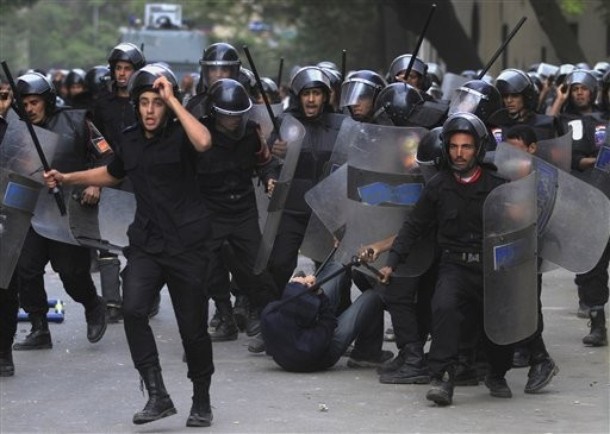 مصر: مقتل شخصين وإصابة ضابط الشرطة المصرية