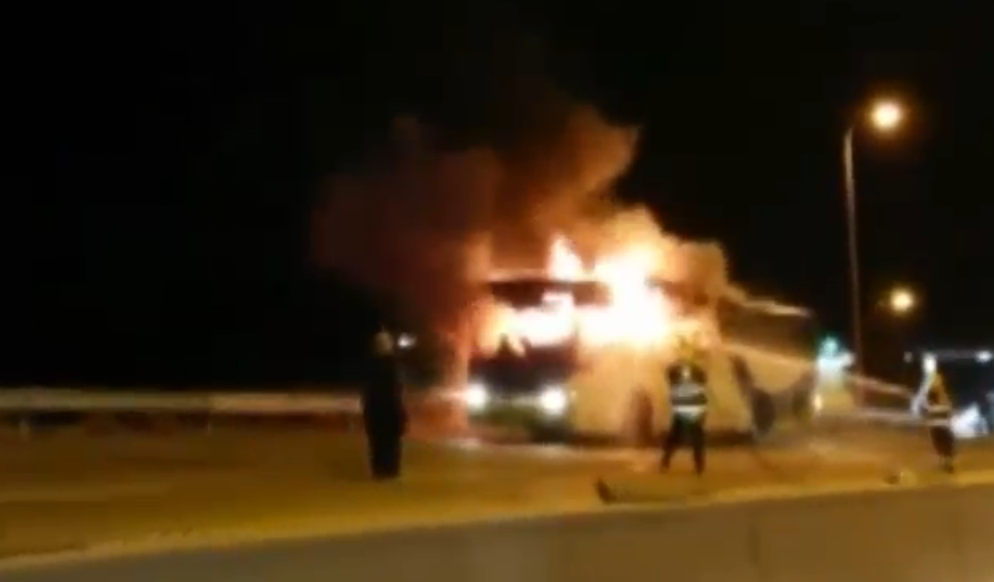 احتراق حافلة إسرائيلية هوجمت بزجاجة حارقة احتراق حافلة إسرائيلية هوجمت بزجاجة حارقة